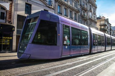 Reims, Fransa - 22 Eylül 2022 Coronavirus salgını sırasında Reims sokaklarında yuvarlanan yolcular için modern elektrikli tramvay Fransa 'da maske takmak zorunlu değildir.