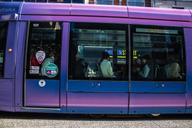 Reims, Fransa - 22 Eylül 2022 Coronavirus salgını sırasında Reims sokaklarında yuvarlanan yolcular için modern elektrikli tramvay Fransa 'da maske takmak zorunlu değildir.