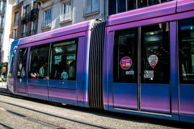 Reims, Fransa - 22 Eylül 2022 Coronavirus salgını sırasında Reims sokaklarında yuvarlanan yolcular için modern elektrikli tramvay Fransa 'da maske takmak zorunlu değildir.