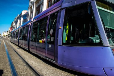 Reims, Fransa - 22 Eylül 2022 Coronavirus salgını sırasında Reims sokaklarında yuvarlanan yolcular için modern elektrikli tramvay Fransa 'da maske takmak zorunlu değildir.