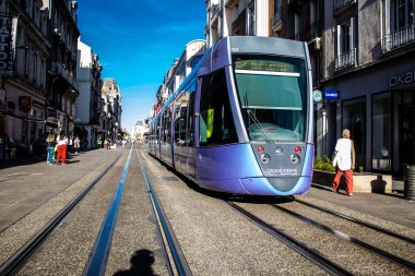 Reims, Fransa - 22 Eylül 2022 Coronavirus salgını sırasında Reims sokaklarında yuvarlanan yolcular için modern elektrikli tramvay Fransa 'da maske takmak zorunlu değildir.