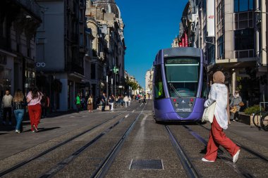 Reims, Fransa - 22 Eylül 2022 Coronavirus salgını sırasında Reims sokaklarında yuvarlanan yolcular için modern elektrikli tramvay Fransa 'da maske takmak zorunlu değildir.