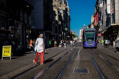 Reims, Fransa - 22 Eylül 2022 Coronavirus salgını sırasında Reims sokaklarında yuvarlanan yolcular için modern elektrikli tramvay Fransa 'da maske takmak zorunlu değildir.