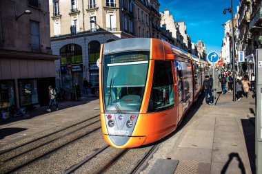 Reims, Fransa - 22 Eylül 2022 Coronavirus salgını sırasında Reims sokaklarında yuvarlanan yolcular için modern elektrikli tramvay Fransa 'da maske takmak zorunlu değildir.