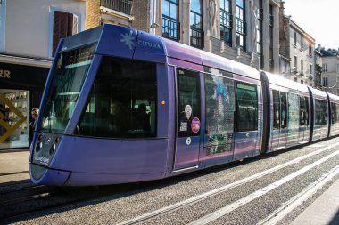 Reims, Fransa - 22 Eylül 2022 Coronavirus salgını sırasında Reims sokaklarında yuvarlanan yolcular için modern elektrikli tramvay Fransa 'da maske takmak zorunlu değildir.