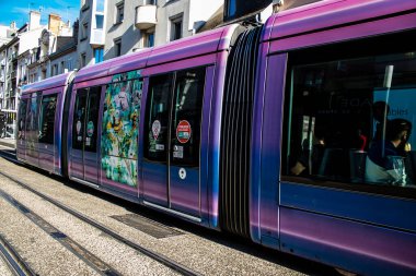 Reims, Fransa - 22 Eylül 2022 Coronavirus salgını sırasında Reims sokaklarında yuvarlanan yolcular için modern elektrikli tramvay Fransa 'da maske takmak zorunlu değildir.