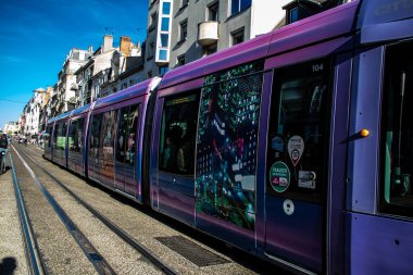 Reims, Fransa - 22 Eylül 2022 Coronavirus salgını sırasında Reims sokaklarında yuvarlanan yolcular için modern elektrikli tramvay Fransa 'da maske takmak zorunlu değildir.