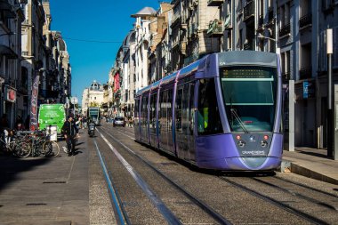 Reims, Fransa - 22 Eylül 2022 Coronavirus salgını sırasında Reims sokaklarında yuvarlanan yolcular için modern elektrikli tramvay Fransa 'da maske takmak zorunlu değildir.