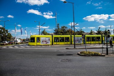 Reims, Fransa - 22 Eylül 2022 Coronavirus salgını sırasında Reims sokaklarında yuvarlanan yolcular için modern elektrikli tramvay Fransa 'da maske takmak zorunlu değildir.