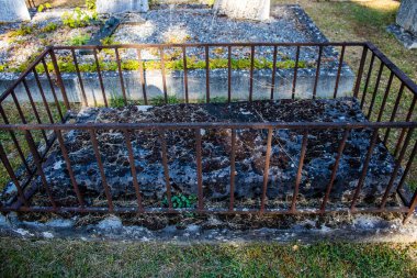 Reims, Fransa - 22 Eylül 2022 Kuzey Mezarlığı Reims şehrindeki en eski mezarlıktır. 18. yüzyılın sonunda inşa edilen bina, ünlü Reims vatandaşlarının kalıntılarını içeriyor.