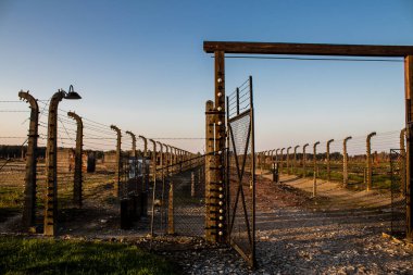 Oswiecim, Polonya - 7 Ekim 2022 Birkenau, Üçüncü Reich 'taki en büyük toplama kampı kompleksi, hem toplama kampı hem de Yahudileri yok etmek için inşa edilmiş bir imha merkezi.