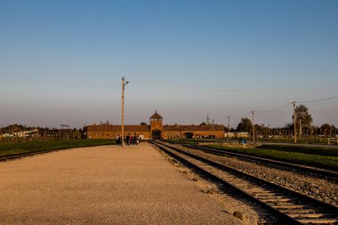 Oswiecim, Polonya - 7 Ekim 2022 Birkenau, Üçüncü Reich 'taki en büyük toplama kampı kompleksi, hem toplama kampı hem de Yahudileri yok etmek için inşa edilmiş bir imha merkezi.