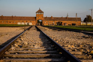 Oswiecim, Polonya - 7 Ekim 2022 Birkenau, Üçüncü Reich 'taki en büyük toplama kampı kompleksi, hem toplama kampı hem de Yahudileri yok etmek için inşa edilmiş bir imha merkezi.