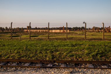 Oswiecim, Polonya - 7 Ekim 2022 Birkenau, Üçüncü Reich 'taki en büyük toplama kampı kompleksi, hem toplama kampı hem de Yahudileri yok etmek için inşa edilmiş bir imha merkezi.