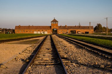 Oswiecim, Polonya - 7 Ekim 2022 Birkenau, Üçüncü Reich 'taki en büyük toplama kampı kompleksi, hem toplama kampı hem de Yahudileri yok etmek için inşa edilmiş bir imha merkezi.