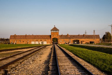 Oswiecim, Polonya - 7 Ekim 2022 Birkenau, Üçüncü Reich 'taki en büyük toplama kampı kompleksi, hem toplama kampı hem de Yahudileri yok etmek için inşa edilmiş bir imha merkezi.