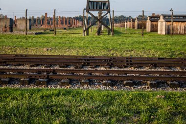Oswiecim, Polonya - 7 Ekim 2022 Birkenau, Üçüncü Reich 'taki en büyük toplama kampı kompleksi, hem toplama kampı hem de Yahudileri yok etmek için inşa edilmiş bir imha merkezi.
