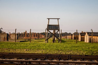 Oswiecim, Polonya - 7 Ekim 2022 Birkenau, Üçüncü Reich 'taki en büyük toplama kampı kompleksi, hem toplama kampı hem de Yahudileri yok etmek için inşa edilmiş bir imha merkezi.