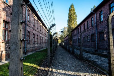 Oswiecim, Polonya - 7 Ekim 2022 Auschwitz, Üçüncü Reich 'taki en büyük toplama kampı kompleksi, hem toplama kampı hem de Yahudi halkını yok etmek için inşa edilmiş bir imha merkezi.