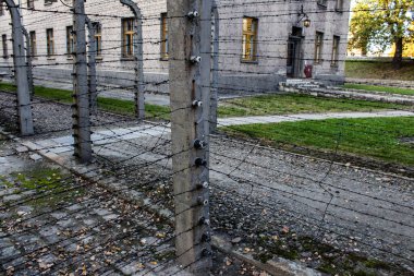 Oswiecim, Polonya - 7 Ekim 2022 Auschwitz, Üçüncü Reich 'taki en büyük toplama kampı kompleksi, hem toplama kampı hem de Yahudi halkını yok etmek için inşa edilmiş bir imha merkezi.
