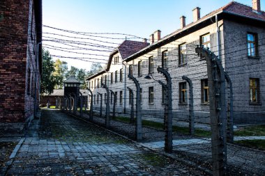Oswiecim, Polonya - 7 Ekim 2022 Auschwitz, Üçüncü Reich 'taki en büyük toplama kampı kompleksi, hem toplama kampı hem de Yahudi halkını yok etmek için inşa edilmiş bir imha merkezi.