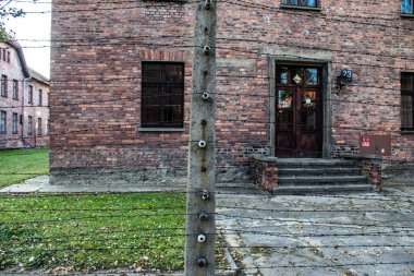 Oswiecim, Polonya - 7 Ekim 2022 Auschwitz, Üçüncü Reich 'taki en büyük toplama kampı kompleksi, hem toplama kampı hem de Yahudi halkını yok etmek için inşa edilmiş bir imha merkezi.