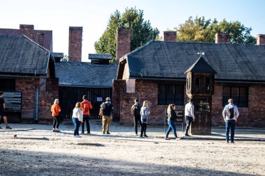 Oswiecim, Polonya - 07 Ekim 2022 Üçüncü Reich 'taki en büyük toplama kampı kompleksi olan Auschwitz' i ziyaret eden insanlar