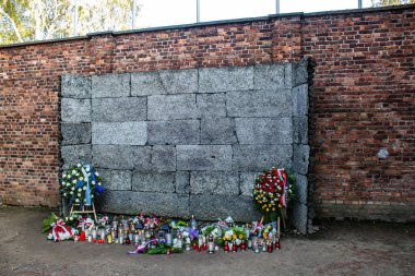 Oswiecim, Polonya - 7 Ekim 2022 Auschwitz, Üçüncü Reich 'taki en büyük toplama kampı kompleksi, hem toplama kampı hem de Yahudi halkını yok etmek için inşa edilmiş bir imha merkezi.