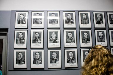 Oswiecim, Polonya - 7 Ekim 2022 Auschwitz, Üçüncü Reich 'taki en büyük toplama kampı kompleksi, hem toplama kampı hem de Yahudi halkını yok etmek için inşa edilmiş bir imha merkezi.