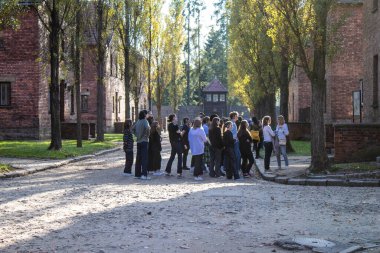 Oswiecim, Polonya - 07 Ekim 2022 Üçüncü Reich 'taki en büyük toplama kampı kompleksi olan Auschwitz' i ziyaret eden insanlar