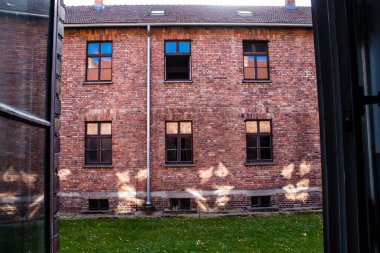 Oswiecim, Polonya - 7 Ekim 2022 Auschwitz, Üçüncü Reich 'taki en büyük toplama kampı kompleksi, hem toplama kampı hem de Yahudi halkını yok etmek için inşa edilmiş bir imha merkezi.