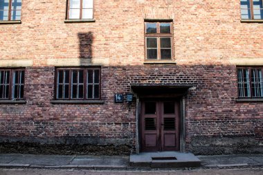 Oswiecim, Polonya - 7 Ekim 2022 Auschwitz, Üçüncü Reich 'taki en büyük toplama kampı kompleksi, hem toplama kampı hem de Yahudi halkını yok etmek için inşa edilmiş bir imha merkezi.