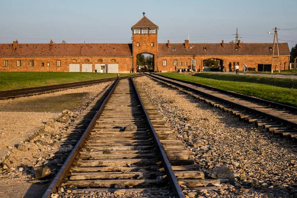 Oswiecim, Polonya - 7 Ekim 2022 Birkenau, Üçüncü Reich 'taki en büyük toplama kampı kompleksi, hem toplama kampı hem de Yahudileri yok etmek için inşa edilmiş bir imha merkezi.