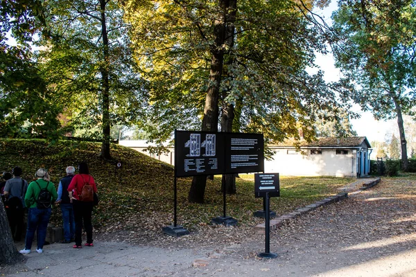Oswiecim Polen Oktober 2022 Menschen Besuchen Auschwitz Den Größten Komplex — Stockfoto