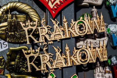 Krakow, Polonya - 08 Ekim 2022 Dekoratif eşyalar ve hediyelik eşya dükkanında satılan çeşitli hediyeler, turistler Krakow 'dan tipik Polonya dekoratif nesnelerini evlerine götürdüler