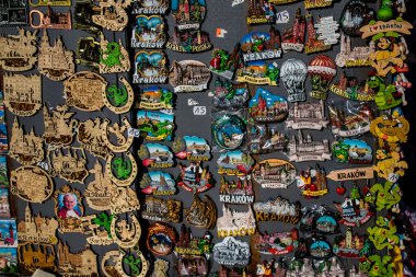 Krakow, Polonya - 08 Ekim 2022 Dekoratif eşyalar ve hediyelik eşya dükkanında satılan çeşitli hediyeler, turistler Krakow 'dan tipik Polonya dekoratif nesnelerini evlerine götürdüler