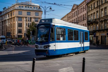 Krakow, Polonya - 08 Ekim 2022 Krakow sokaklarında modern elektrikli tramvay kullanımı ve şehrin ulaşım sisteminin bir parçası, ücretler pahalı değil