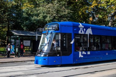 Krakow, Polonya - 08 Ekim 2022 Krakow sokaklarında modern elektrikli tramvay kullanımı ve şehrin ulaşım sisteminin bir parçası, ücretler pahalı değil