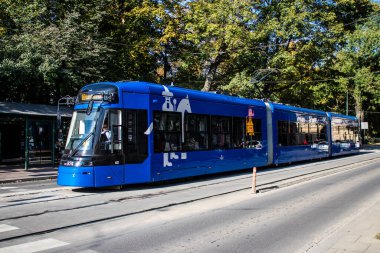 Krakow, Polonya - 08 Ekim 2022 Krakow sokaklarında modern elektrikli tramvay kullanımı ve şehrin ulaşım sisteminin bir parçası, ücretler pahalı değil