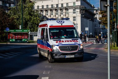 Krakow, Polonya - 08 Ekim 2022 Ambülans Coronavirus salgını sırasında Polonya 'nın Krakow şehir merkezinde sürerken, maske takmak sokakta zorunlu değildir.