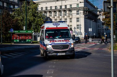 Krakow, Polonya - 08 Ekim 2022 Ambülans Coronavirus salgını sırasında Polonya 'nın Krakow şehir merkezinde sürerken, maske takmak sokakta zorunlu değildir.
