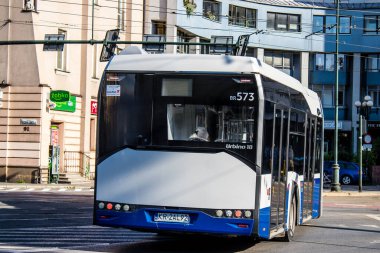 Krakow, Polonya - 08 Ekim 2022 Otobüs Krakow sokaklarında ve şehrin ulaşım sisteminin bir parçası olarak sürüş fiyatları pahalı değil.