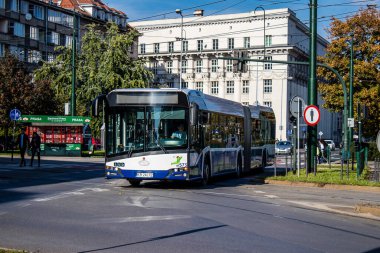 Krakow, Polonya - 08 Ekim 2022 Otobüs Krakow sokaklarında ve şehrin ulaşım sisteminin bir parçası olarak sürüş fiyatları pahalı değil.