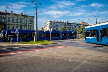 Krakow, Polonya - 08 Ekim 2022 Krakow sokaklarında modern elektrikli tramvay kullanımı ve şehrin ulaşım sisteminin bir parçası, ücretler pahalı değil