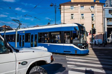 Krakow, Polonya - 08 Ekim 2022 Krakow sokaklarında modern elektrikli tramvay kullanımı ve şehrin ulaşım sisteminin bir parçası, ücretler pahalı değil