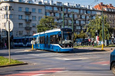 Krakow, Polonya - 08 Ekim 2022 Krakow sokaklarında modern elektrikli tramvay kullanımı ve şehrin ulaşım sisteminin bir parçası, ücretler pahalı değil