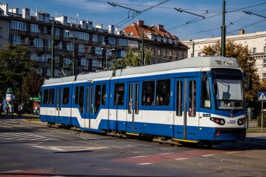 Krakow, Polonya - 08 Ekim 2022 Krakow sokaklarında modern elektrikli tramvay kullanımı ve şehrin ulaşım sisteminin bir parçası, ücretler pahalı değil