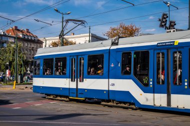 Krakow, Polonya - 08 Ekim 2022 Krakow sokaklarında modern elektrikli tramvay kullanımı ve şehrin ulaşım sisteminin bir parçası, ücretler pahalı değil