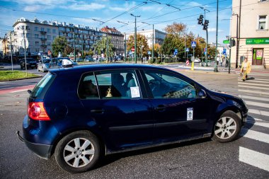 Krakow, Polonya - 08 Ekim 2022 Krakow sokaklarında sürüş ve şehrin ulaşım sisteminin bir parçası olan taksi şirketleri bu etkinlik için rekabet halindeler.