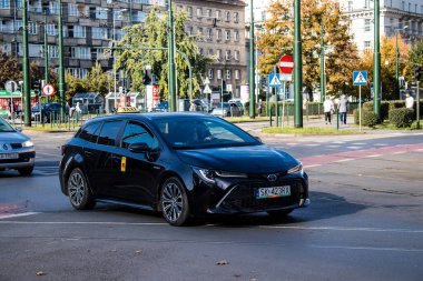 Krakow, Polonya - 08 Ekim 2022 Krakow sokaklarında sürüş ve şehrin ulaşım sisteminin bir parçası olan taksi şirketleri bu etkinlik için rekabet halindeler.